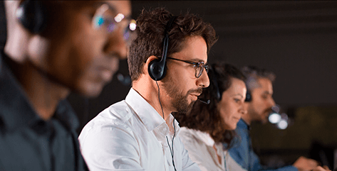 Pessoas trabalhando em um call center